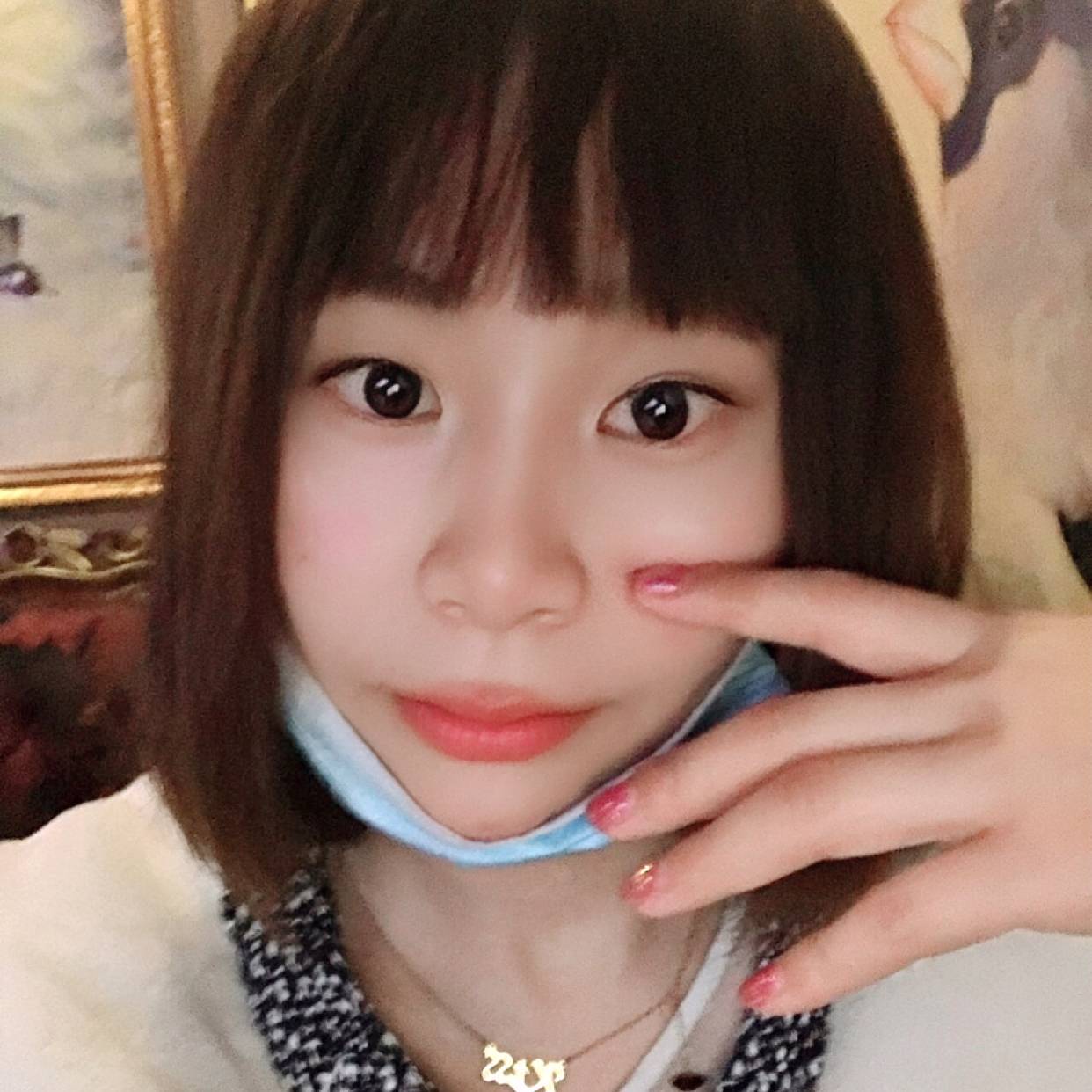 一个人浅吻猎豹的照片