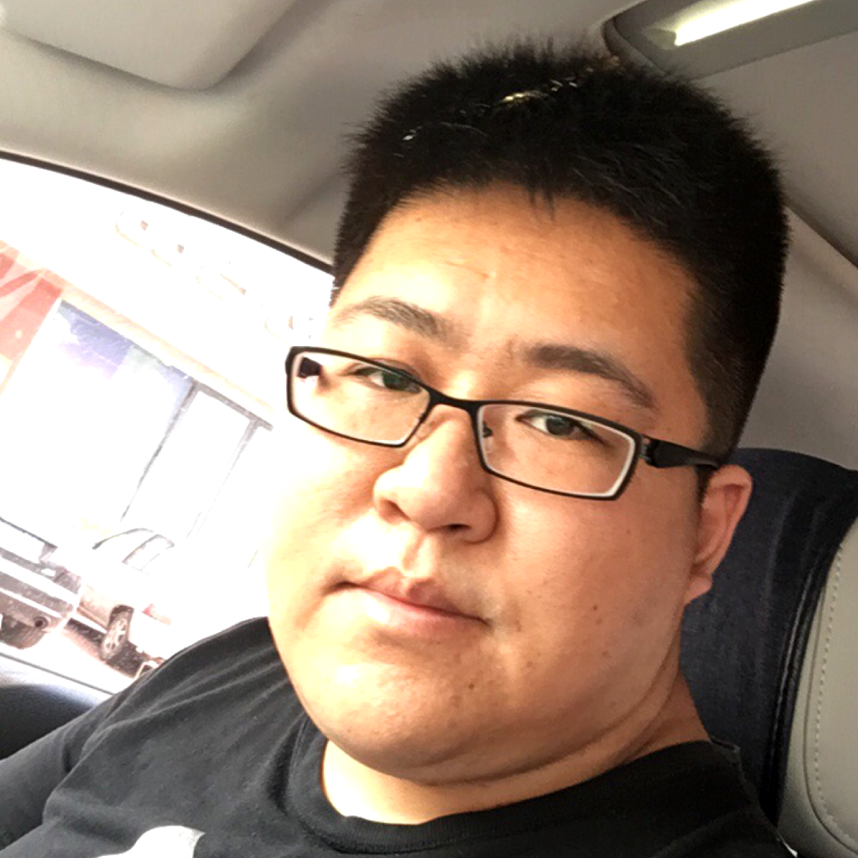 爱车阳光男孩的照片
