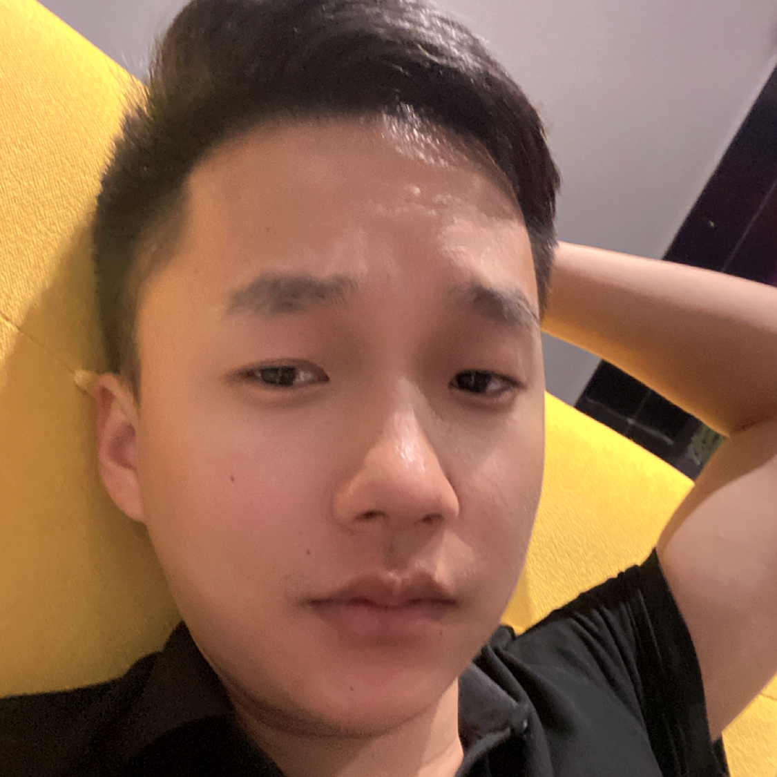 无情拿电脑的照片