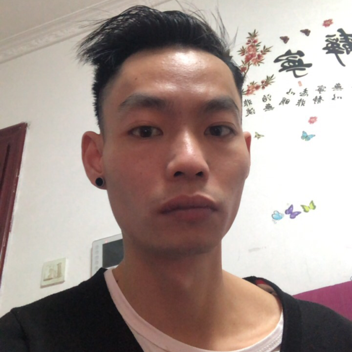 硬币错落的照片