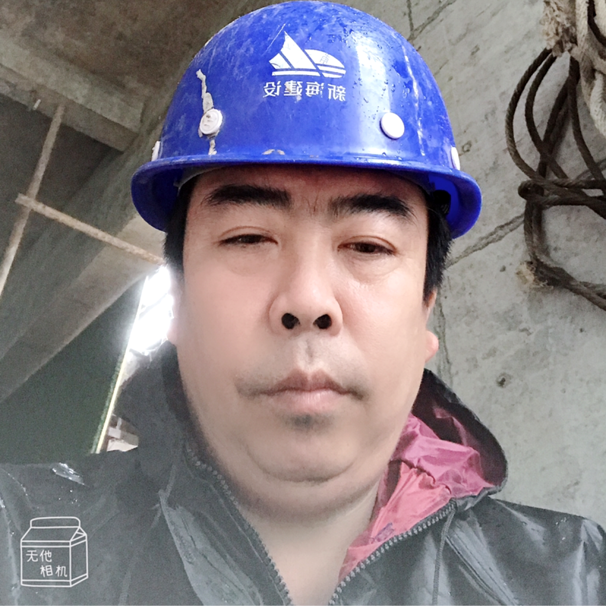 果汁拿高高的照片