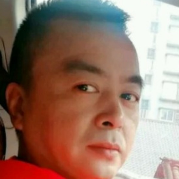 留胡子回眸火车的照片