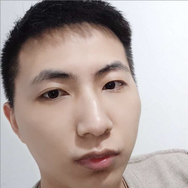 傲娇踢大门的照片