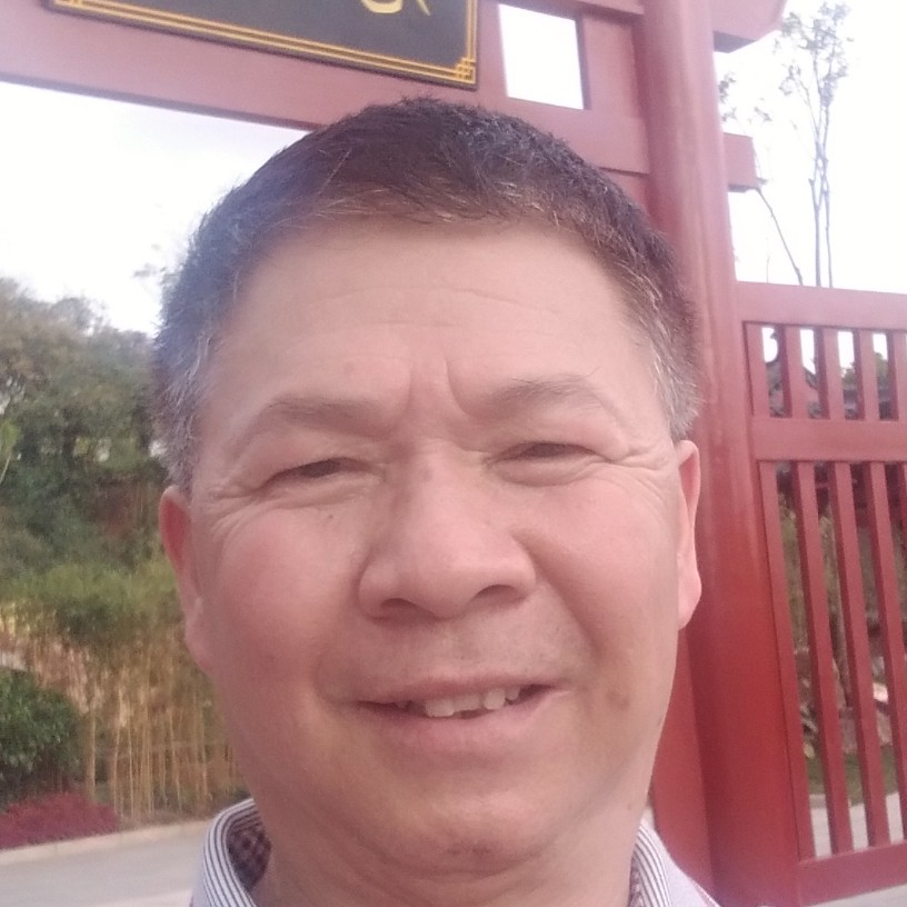 明亮楼房的照片