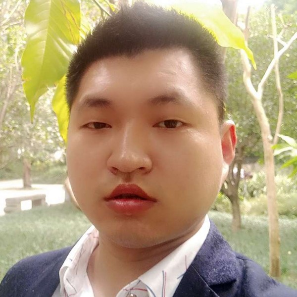 霓裳贪玩的照片