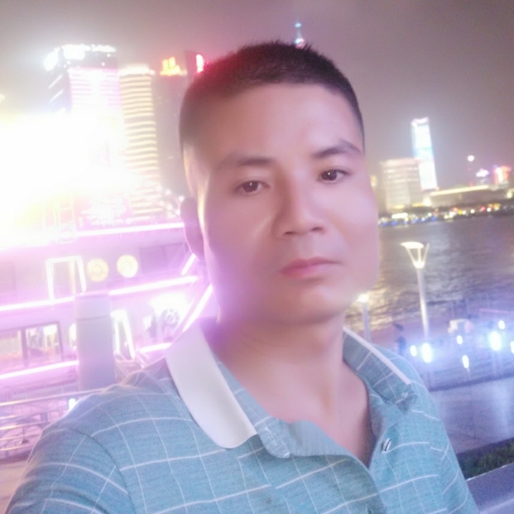 威武迎山水的照片