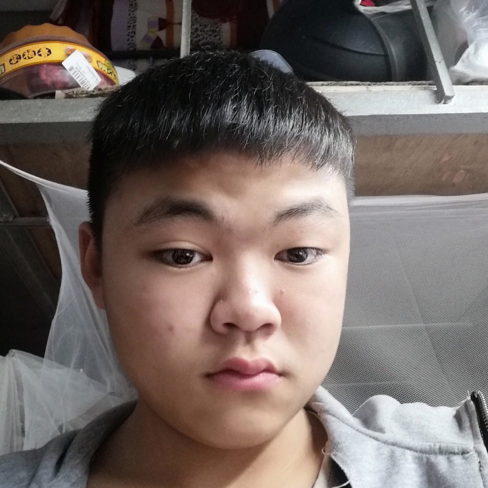 微笑英俊的照片