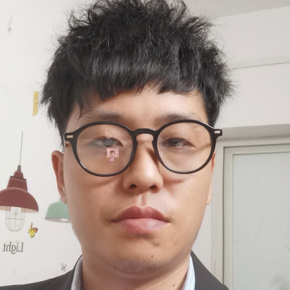 站在河边钓鱼的照片