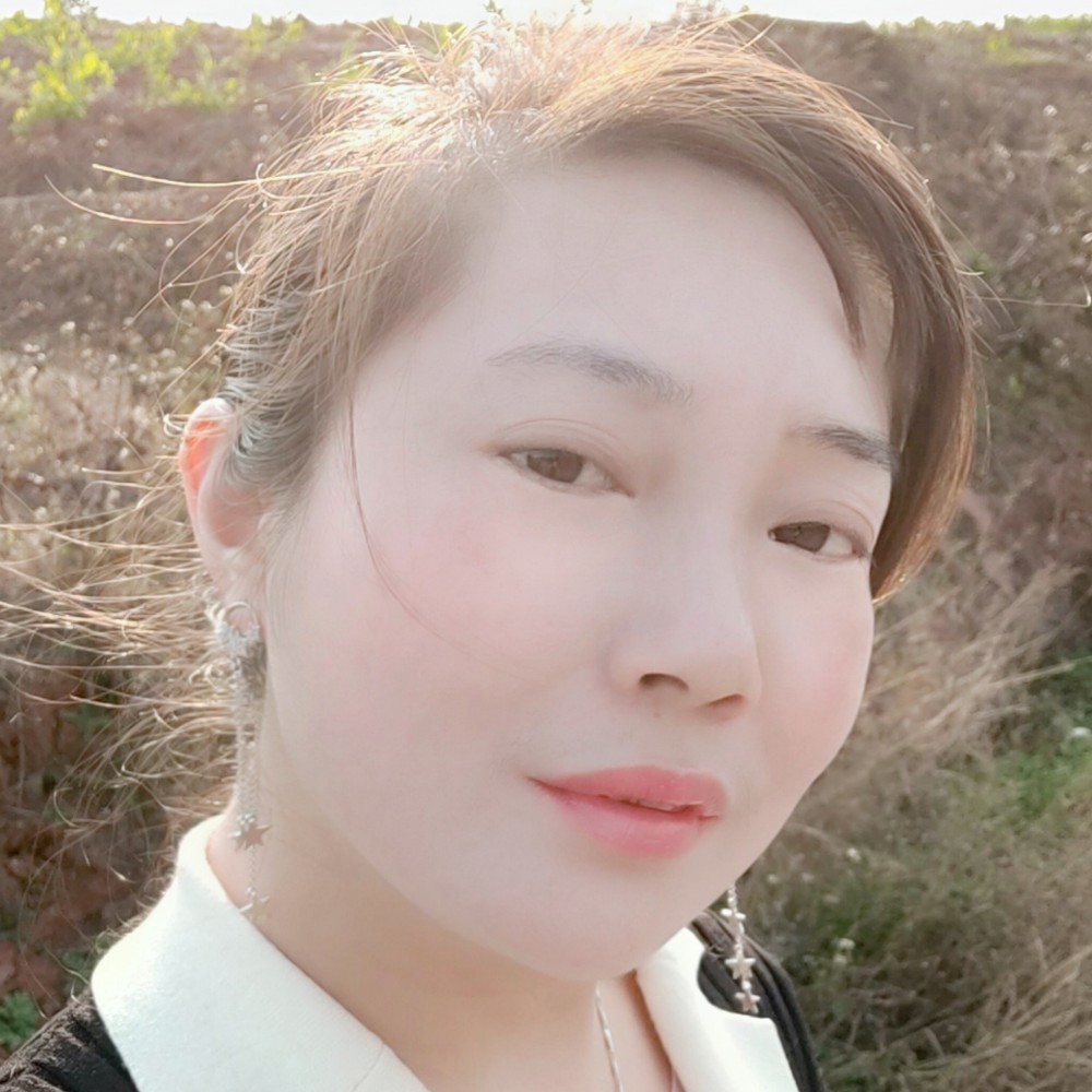 仰望幸福的狗的照片