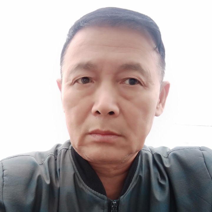 一个人泪了砖头的照片