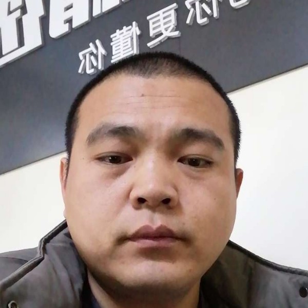 淡然深拥路灯的照片