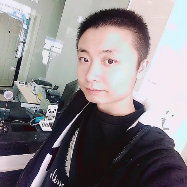 认真深拥砖头的照片