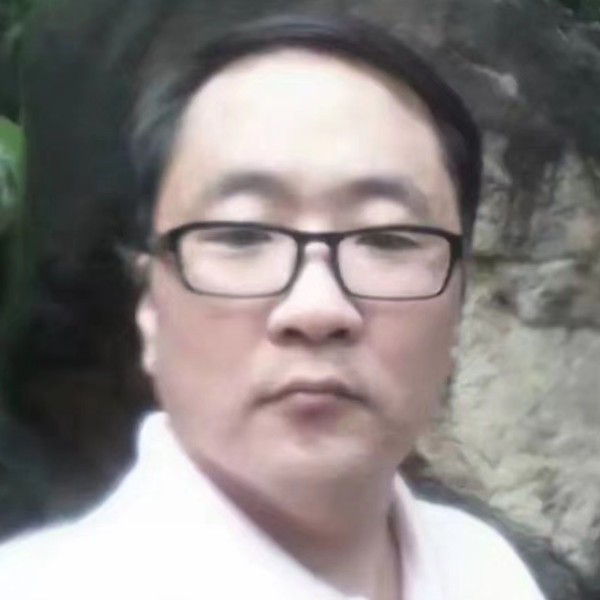 稳重挽手巨人的照片