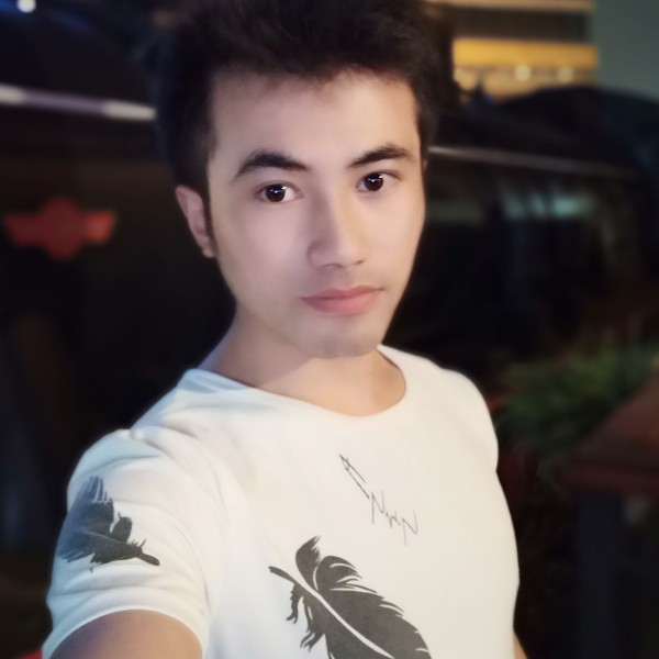 白衣折扇翩翩少年的照片