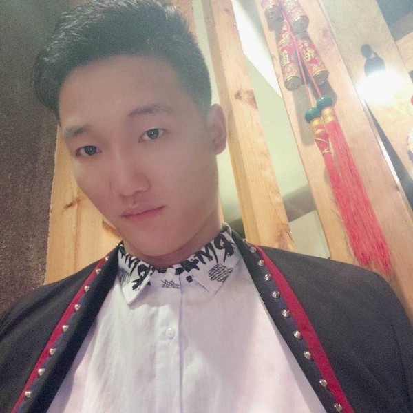 美女借支烟抽的照片