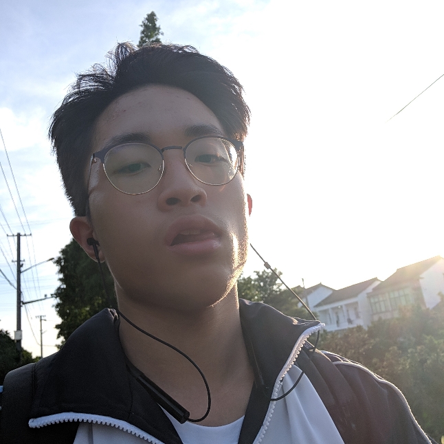 傲娇蹙眉镜子的照片