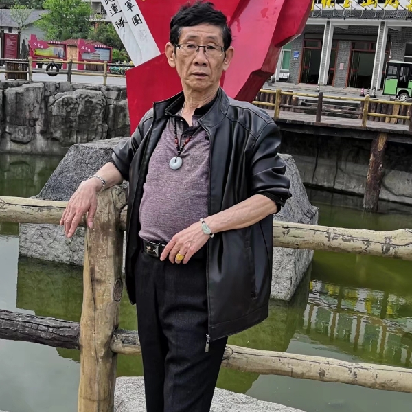 百合回首帅气的照片
