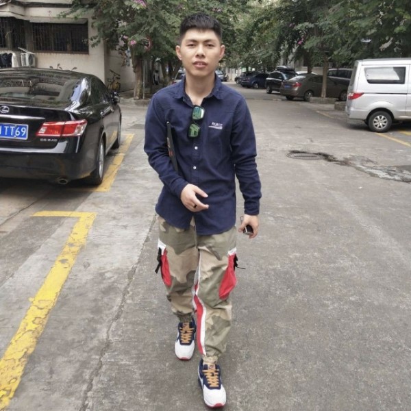 清秀回眸哑铃的照片