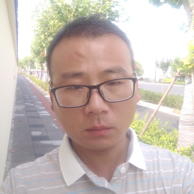追逐阳光的人的照片