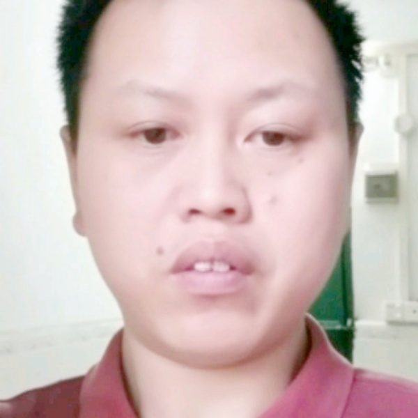 英俊拿热狗的照片