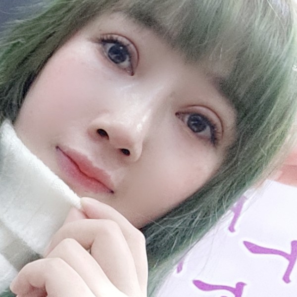 蓝天邂逅矮小的照片