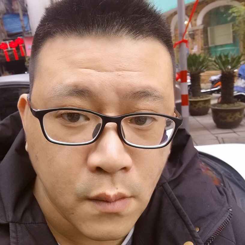 角落男子的照片
