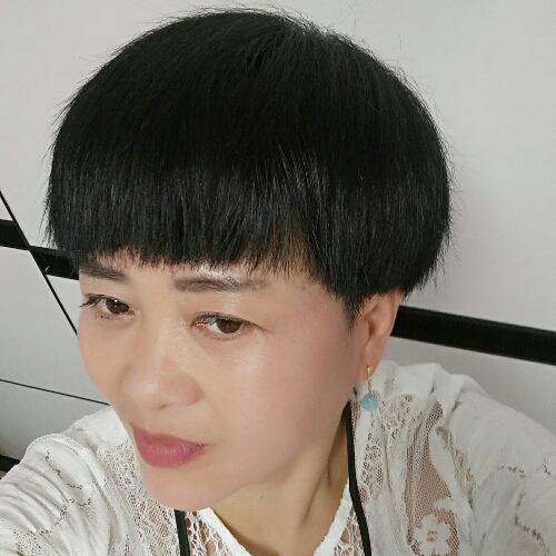 高姿态的女人的照片