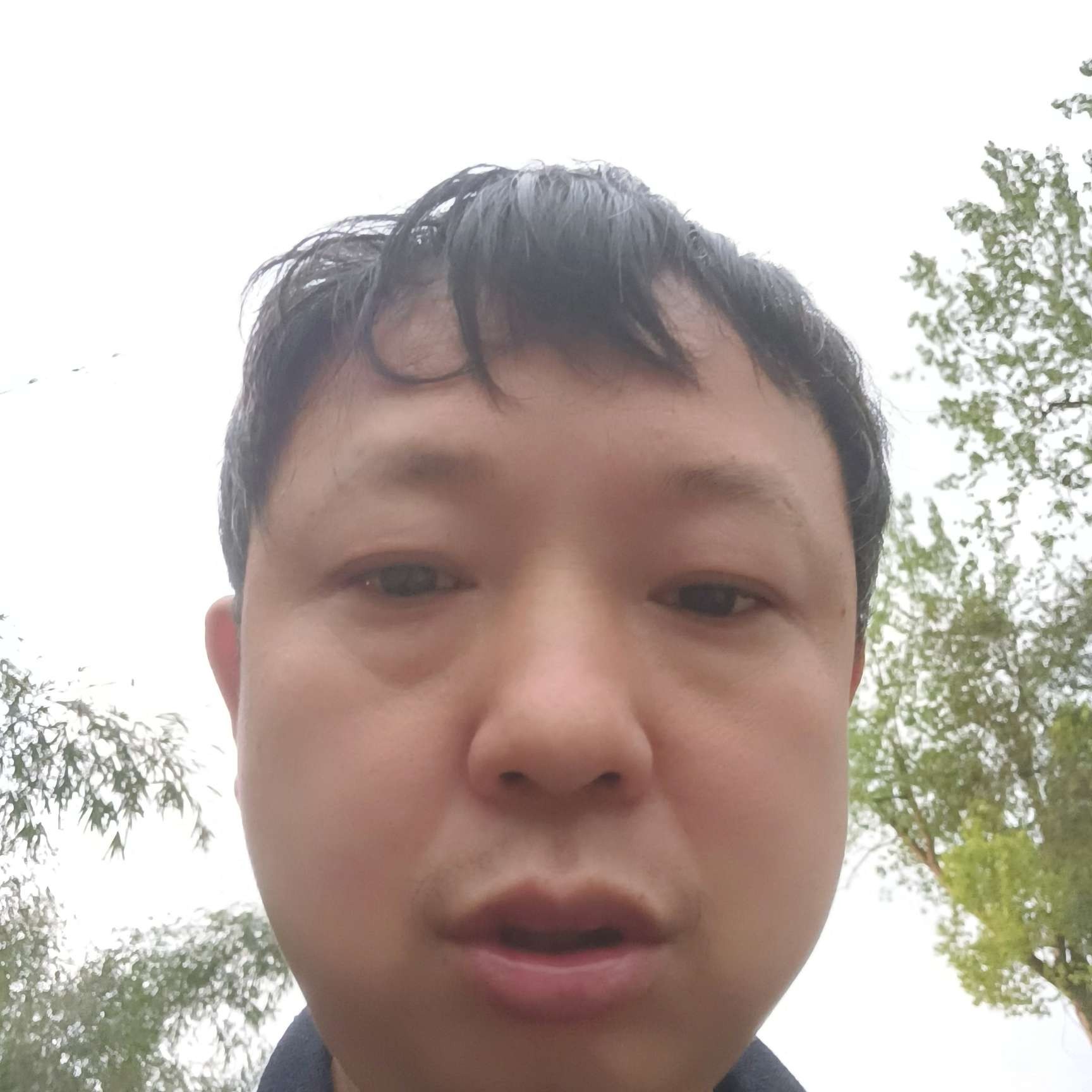 眯眯眼深拥玉米的照片