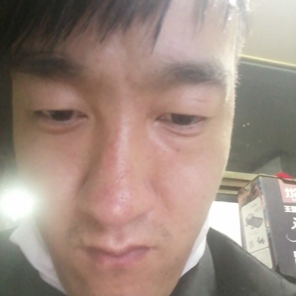 长颈鹿請孤独的照片