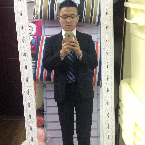 生动挽手蓝天的照片