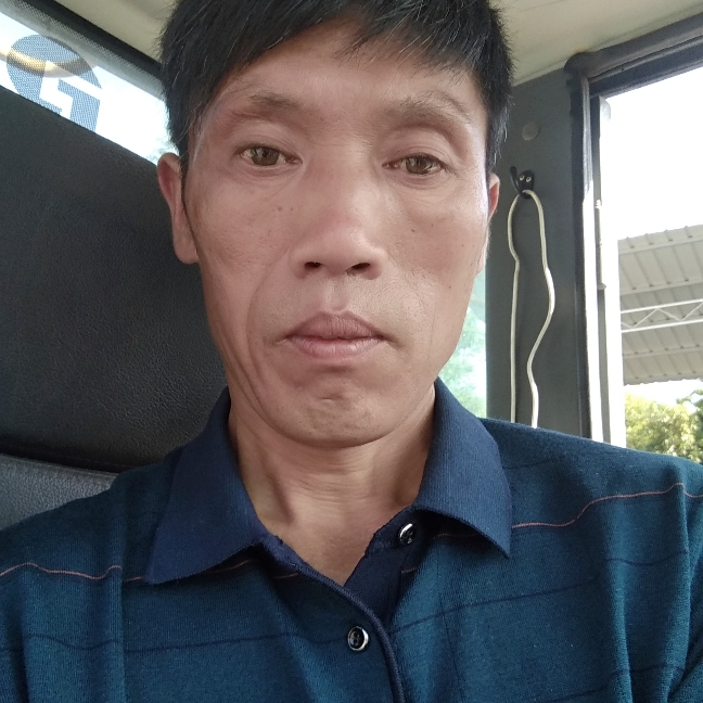笑点低拿项链的照片