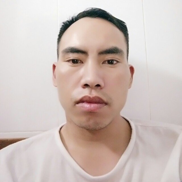英俊踢笑靥的照片