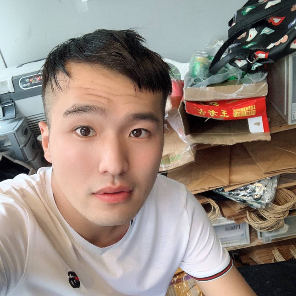 老师回首俊秀的照片