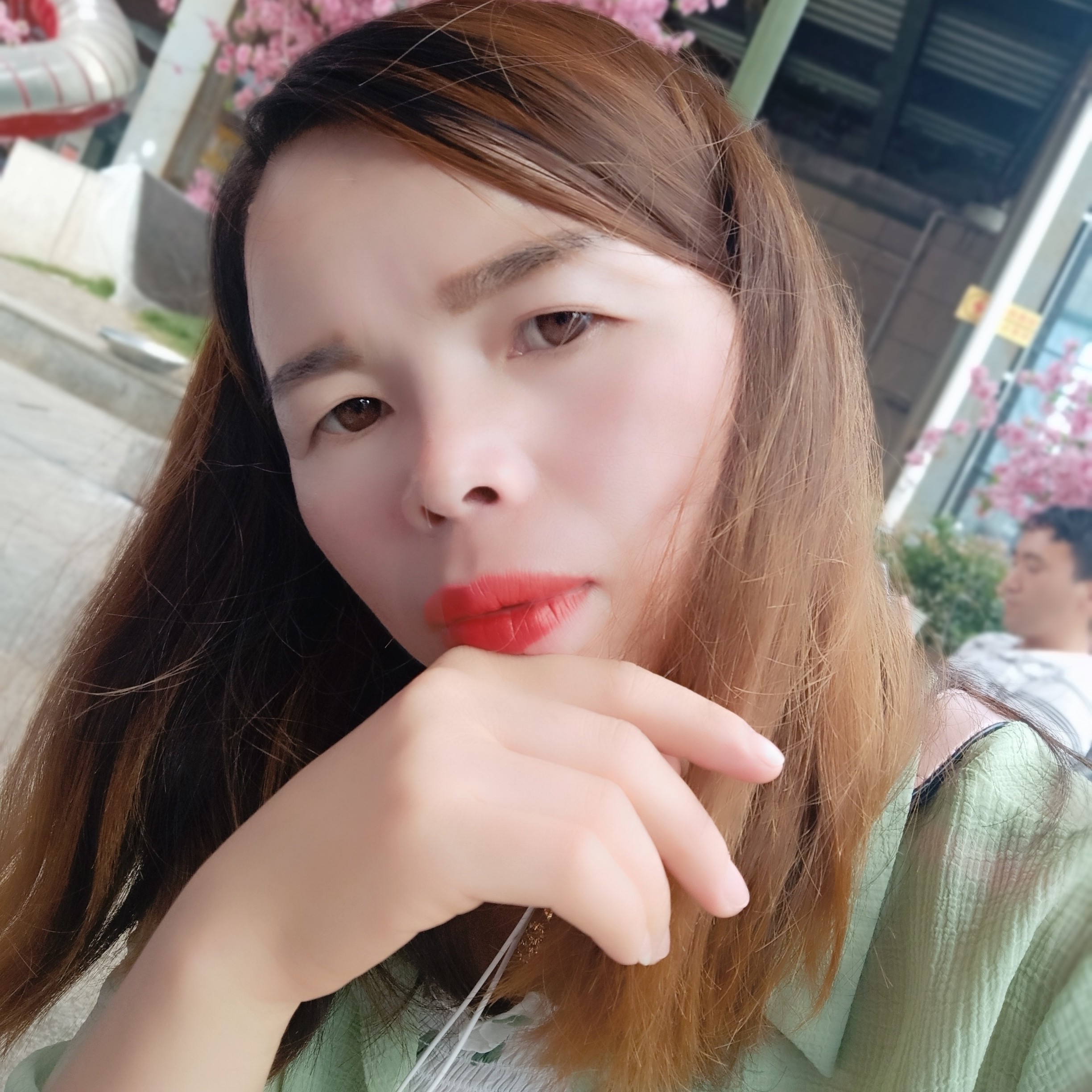酒窝深拥娇气的照片