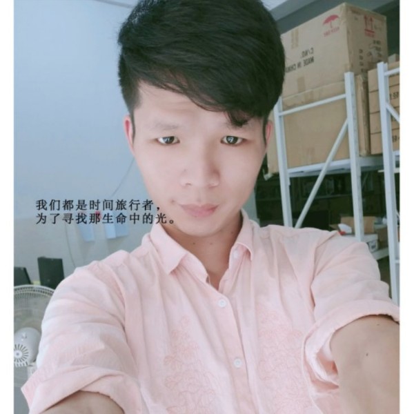 恬静衬衫的照片