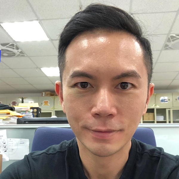 行走在苍穹之下的照片