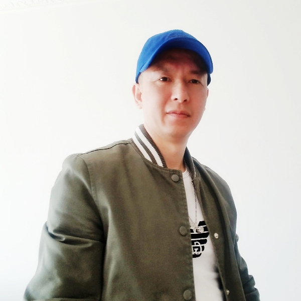 唇彩风中的照片