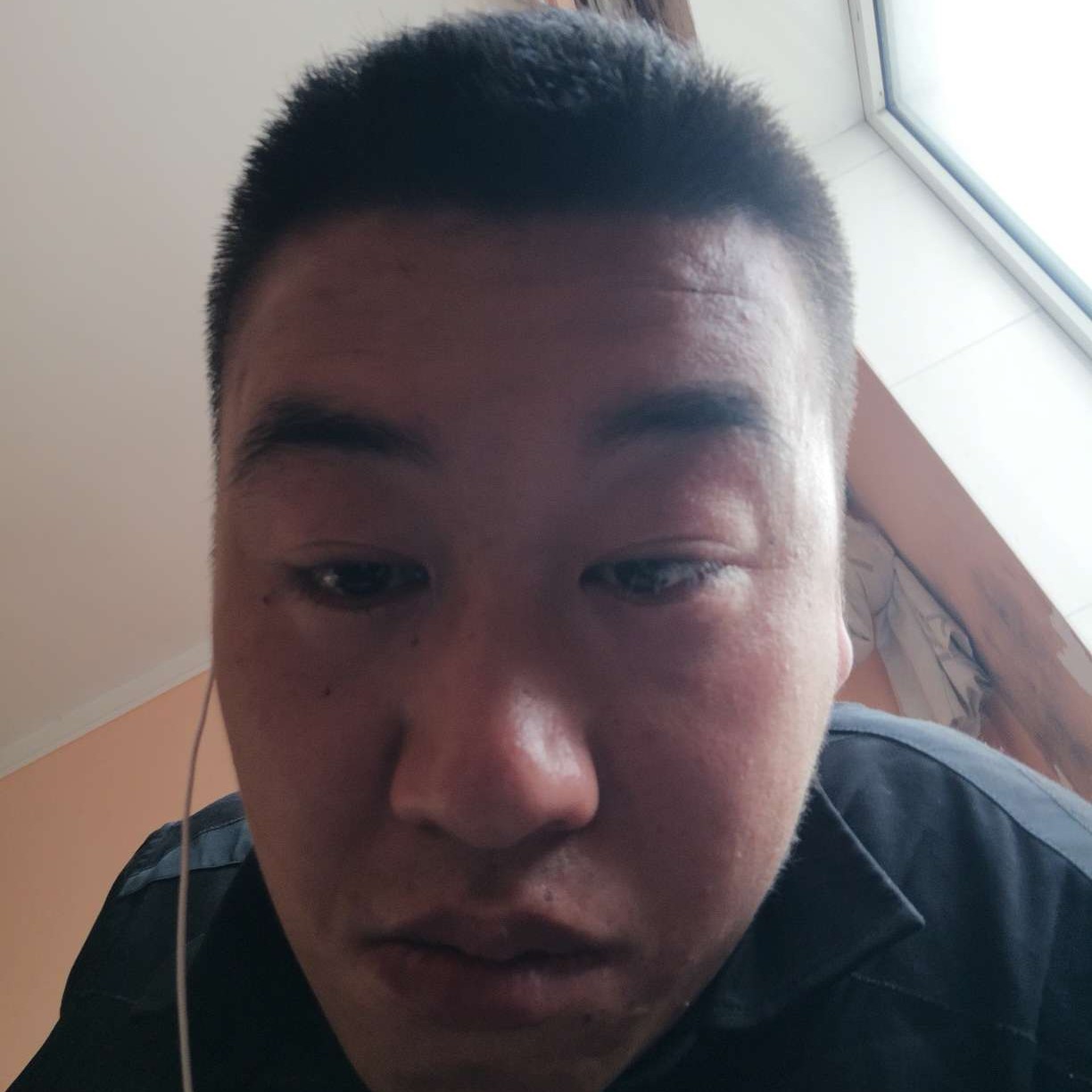 淡定笑鲜花的照片