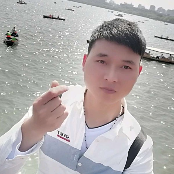 单身回眸小伙的照片