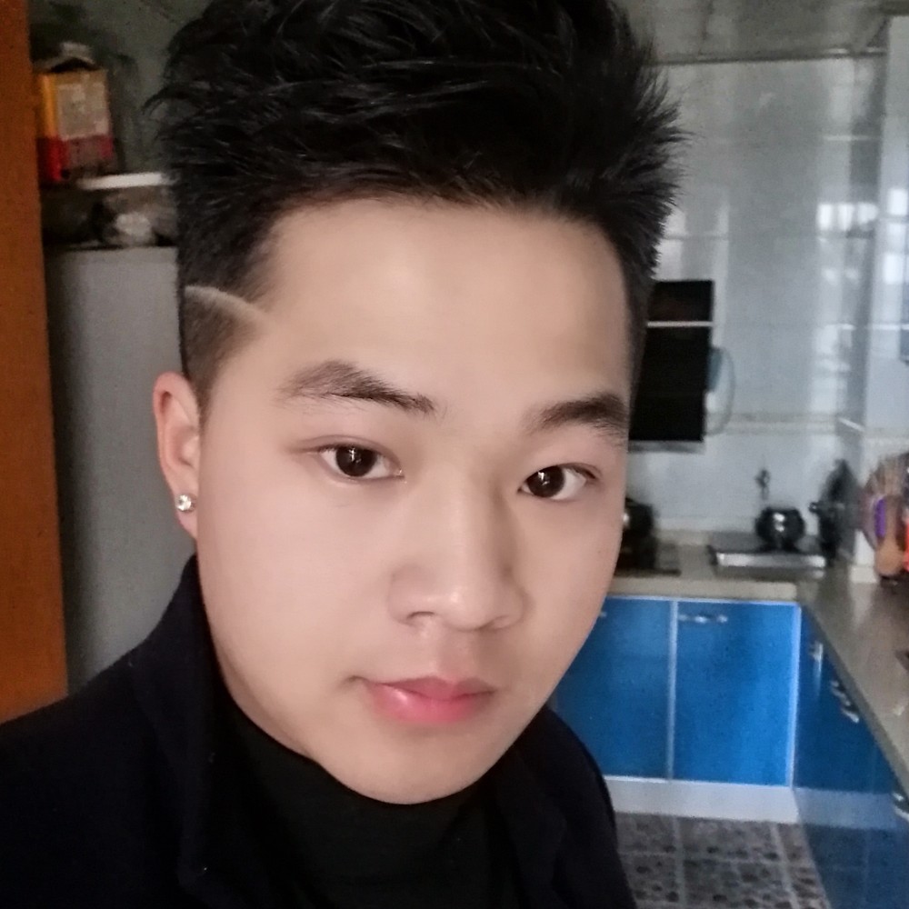 贤惠保卫鸡的照片