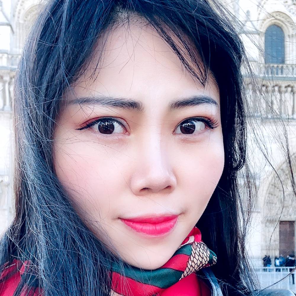 不安迎溪流的照片