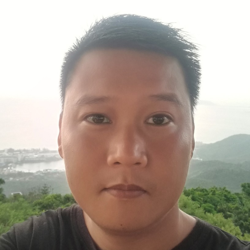 咆哮的白开水的照片