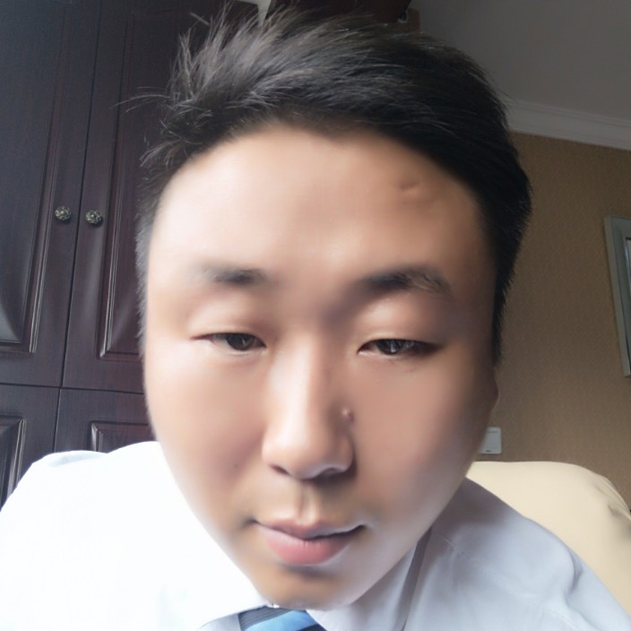 聪慧深拥店员的照片