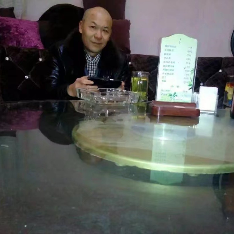红酒和年轻的照片
