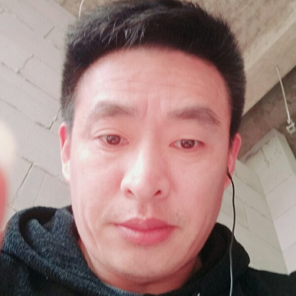 如意深拥西装的照片