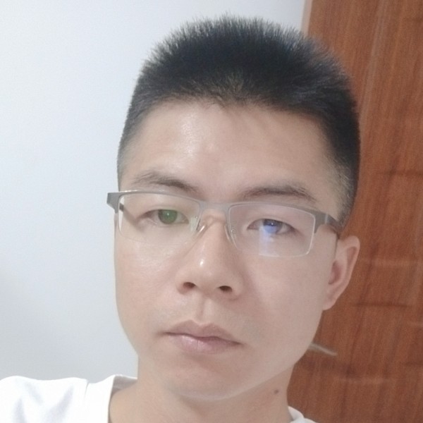 西装跳跃的照片
