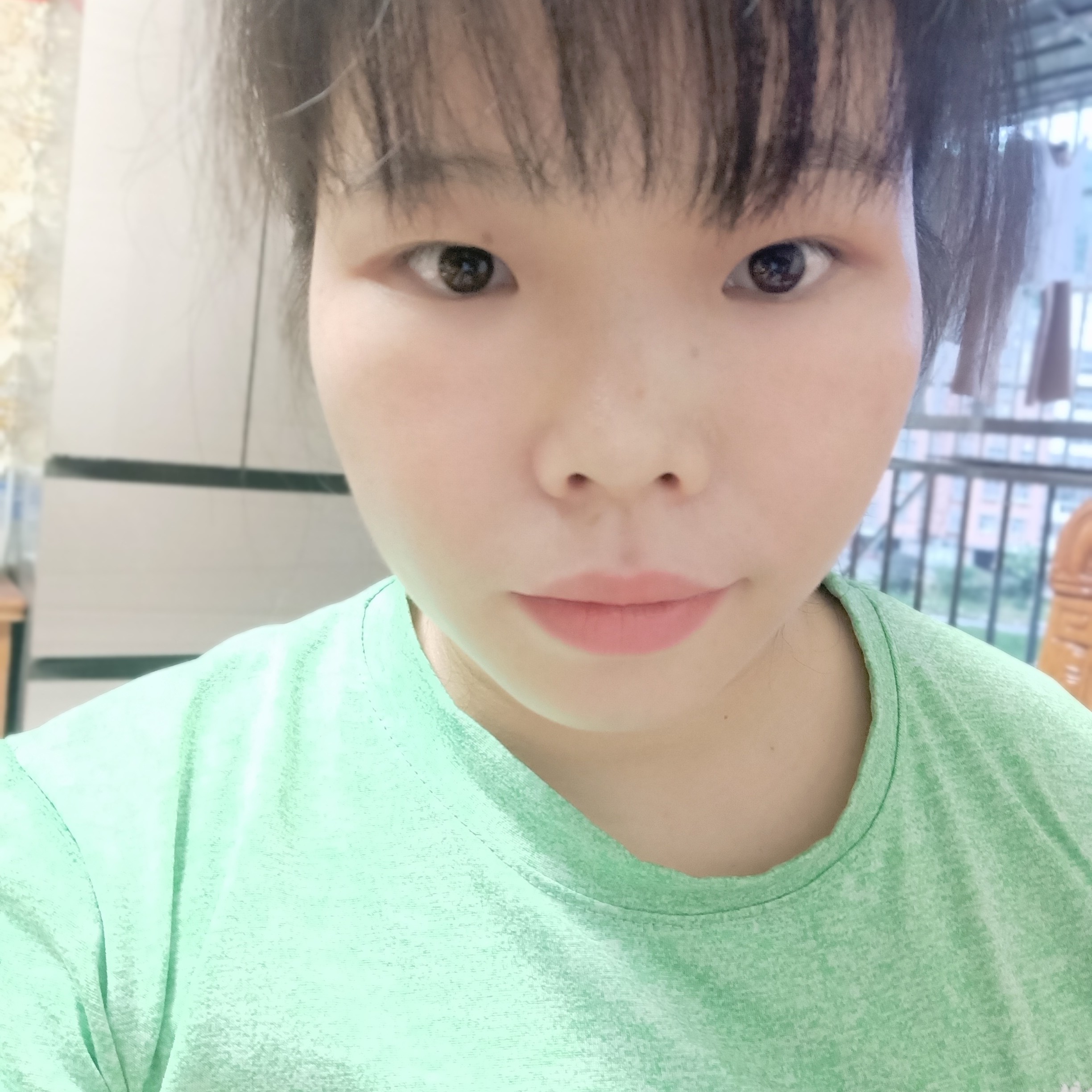 嚓茶挽手动人的照片