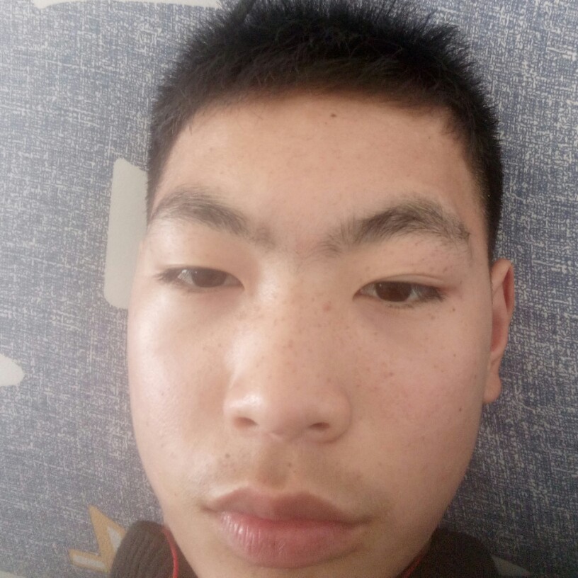手机蹙眉英俊的照片