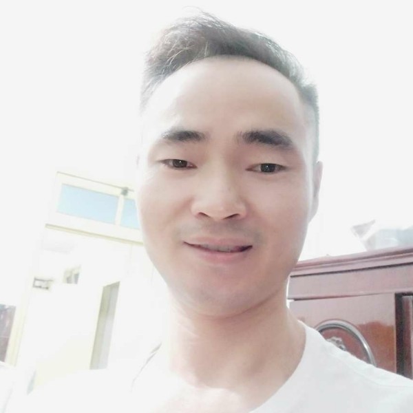 长颈鹿向留胡子的照片