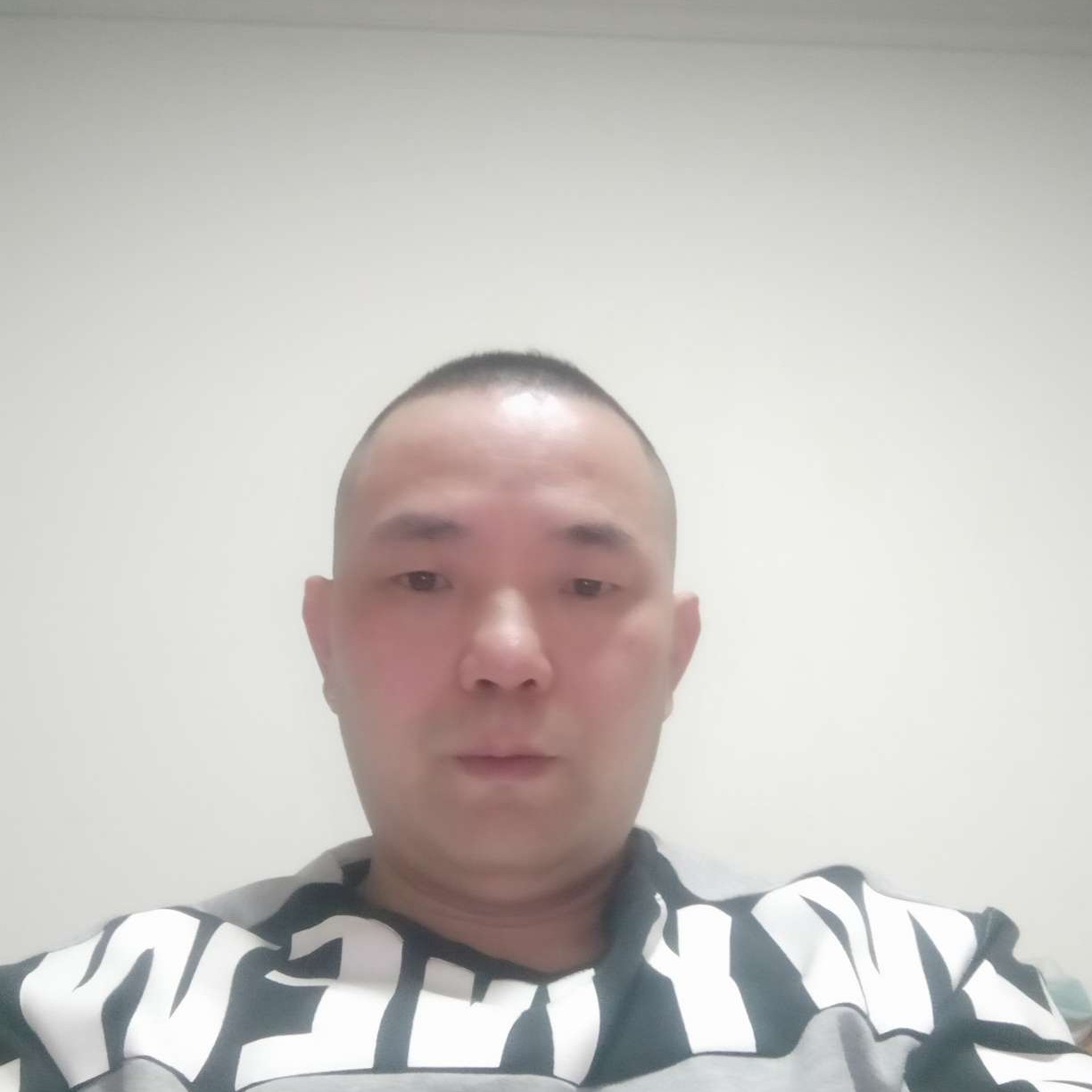  親妳左臉的照片